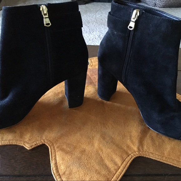 Gorgeous Ann Taylor 8M black suede side zip booties. A steal at this price - Picture 5 of 15